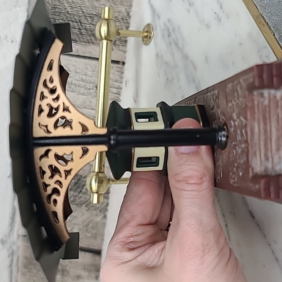 Department 56 Vintage Heritage Village Collection "Victoria Stn. Train Platform" - Picture 15 of 17